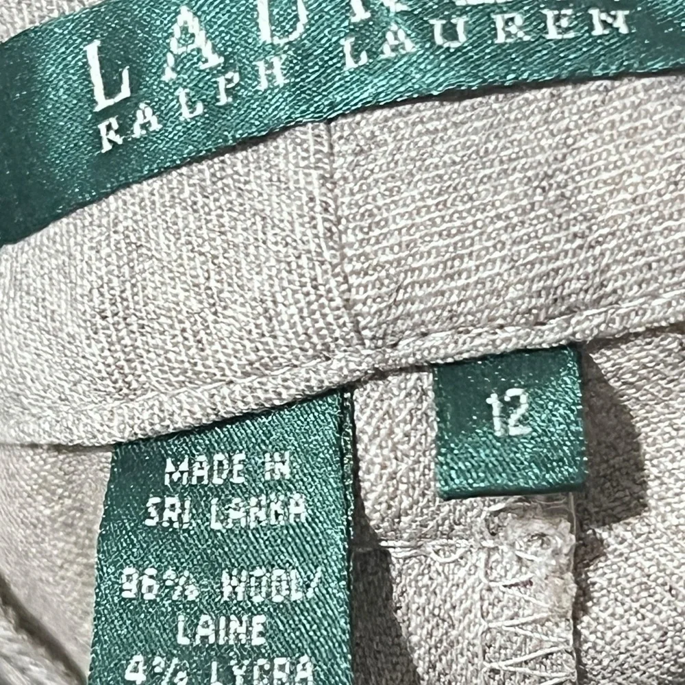 Lauren Ralph Lauren Classic Gray Suit with three  Buttons Closure.☑️
